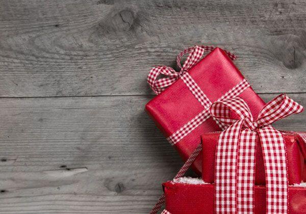 Weihnachtsgeschenke als weihnachtlicher Hintergrund mit Rot