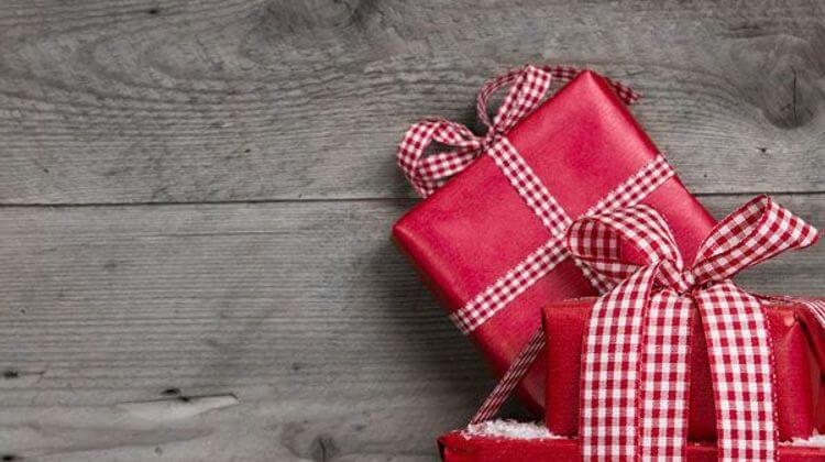 Weihnachtsgeschenke als weihnachtlicher Hintergrund mit Rot