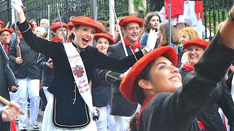 BLANC, ROUGE ET NOIR – Place à l’impressionnant Aralde à Irún