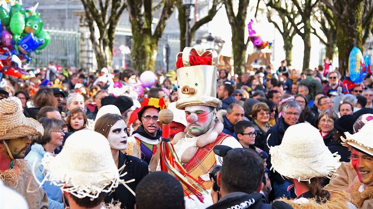 BRADERIE ET CARNAVAL – Les deux évènements se chevauchent à Pau