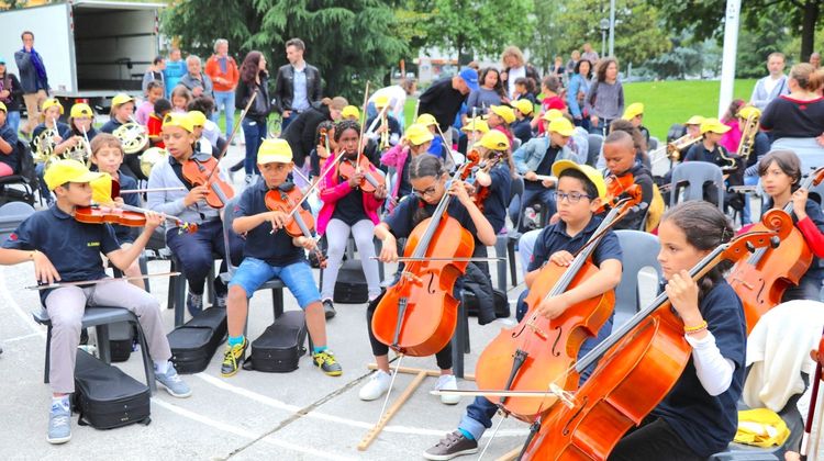 DU SENS - 70 jeunes en concert dans la cour du Château de Pau