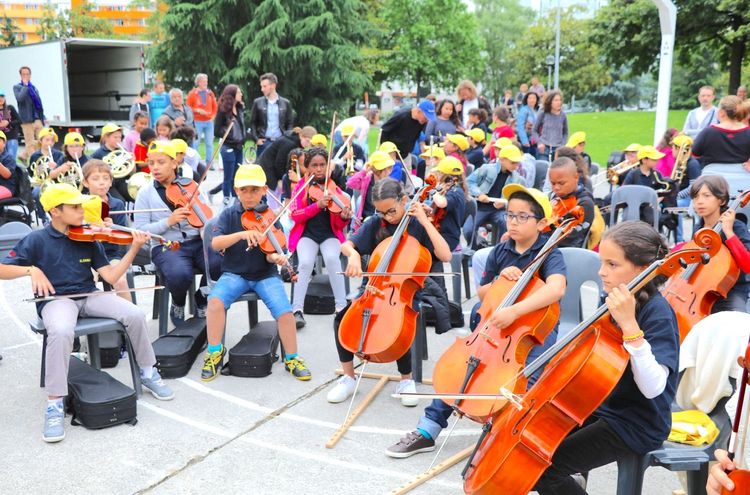 DU SENS - 70 jeunes en concert dans la cour du Château de Pau