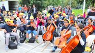 DU SENS - 70 jeunes en concert dans la cour du Château de Pau
