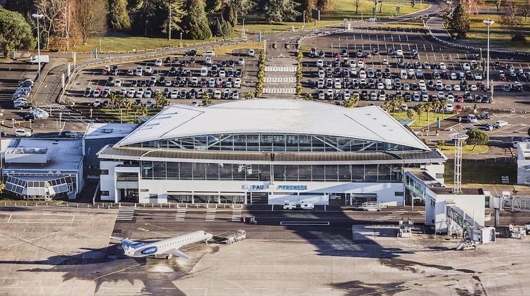 GUERRE DES AÉROPORTS - Négociations tendues et des avancées