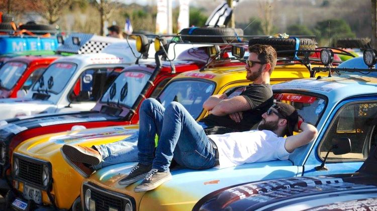 L’AVENTURE – 2400 jeunes s’élancent pour le 4L Trophy depuis Biarritz