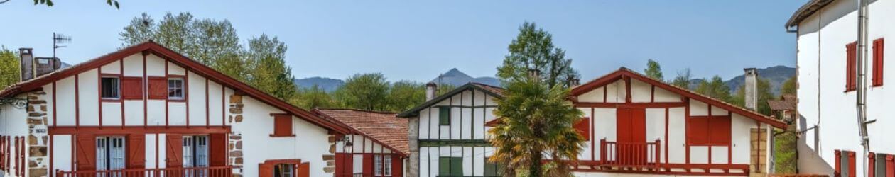 Maison typique du Pays-Basque avec vue sur la Rhune