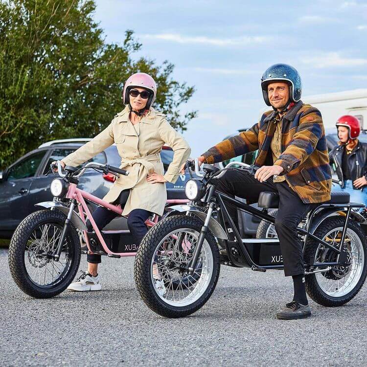 Un homme et une femme sont sur deux modèles de Xubaka, des mini-motos électriques 100% personnalisables et fabriquées dans le Sud-Ouest