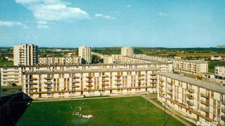 Une photo d'archive du quartier d'Ousse des Bois de Pau dans le Béarn, avec des barres d'immeubles qui entourent un terrain vague.