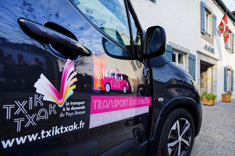 La voiture du  transport à la demande arpente les villes et villages du Pays basque pour déposer les usagers où ils veulent.
