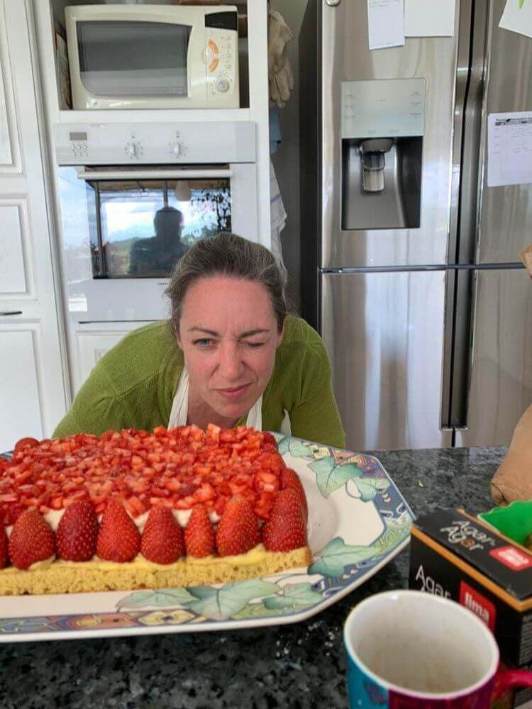 Dans sa cuisine basée à Castétis, Bérangère Lairie admire un de ses chefs-d'oeuvres : une tarte aux fraises