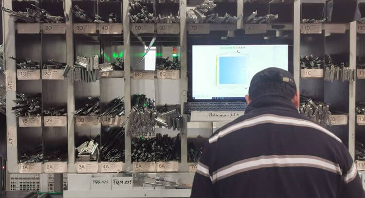 Un employé de Biason devant un écran connecté qui lui transmet des informations à Serres-Castet dans le Béarn.