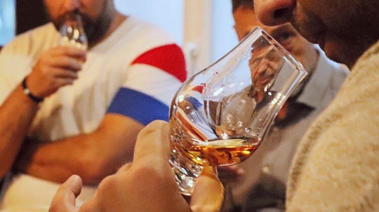 Des personnes dégustent du Whisky, la spécialité du New Orleans, restaurant basé à Pau dans le Béarn.