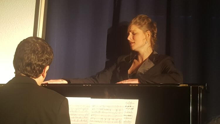 Claire Beaudouin accompagnée d'un pianiste lors d'un concert lyrique.