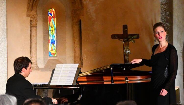 Claire Beaudouin et son compagnon dans une église pour un concert lyrique.