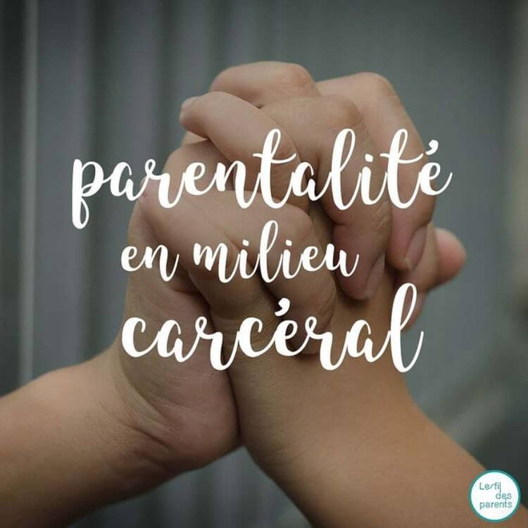 Les mains d'un adulte et d'un enfant sont jointes pour illustrer la thématique de la parentalité en milieu carcéral, aborder par la CAF des Pyrénées-Atlantiques.