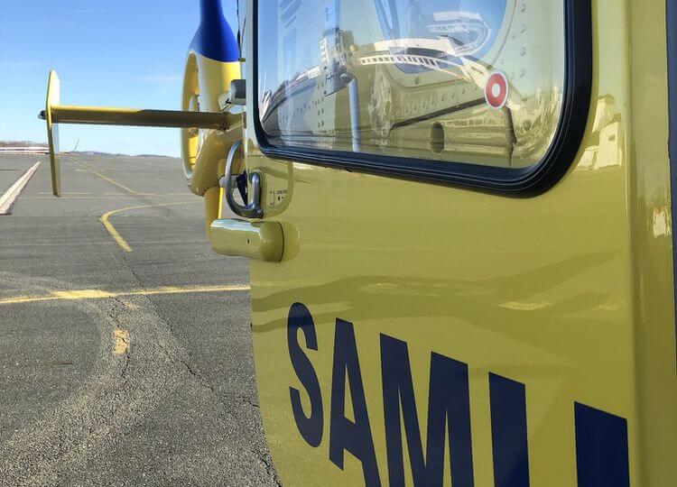 Un hélicoptère du samu sur le tarmac d'un aérodrome.