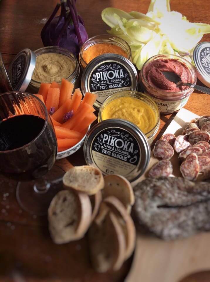 Un plateau regroupant les produits Pikoka : houmous, pickles, etc.
