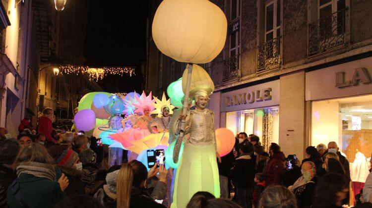 La compagnie Les Divines Nanas offre un spectacle féérique et lumineux à Pau lors de la Fête des Lumières, en décembre 2021