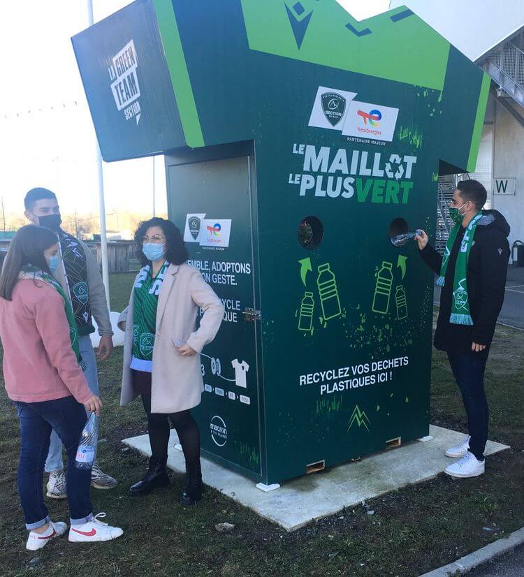 Des supporters de la Section recyclent leurs déchets grâce à des conteneurs mis à disposition au Stade du Hameau, à Pau.