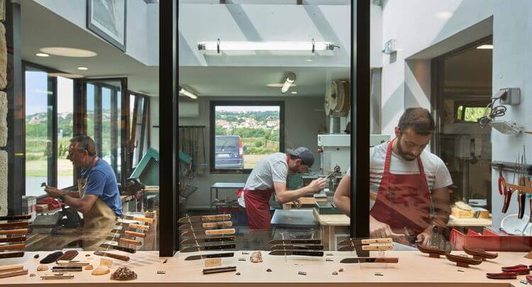 Trois couteliers en plein travail dans les ateliers des Couteliers Basques.