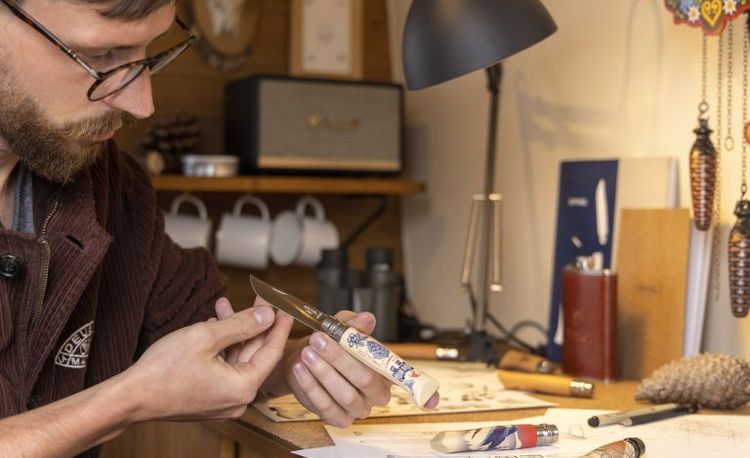 Jérémy, l'artiste tatoueur qui a réalisé la collection Escapade, travaille sur l'un des couteaux de la collection.