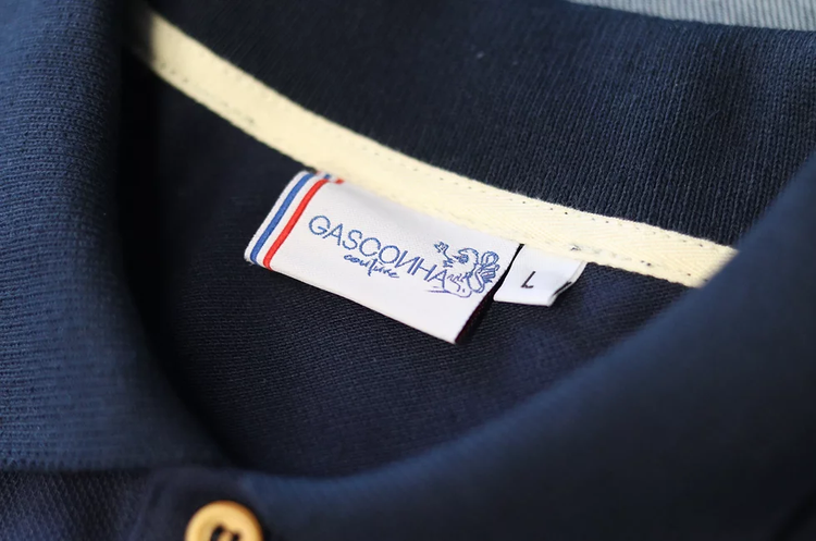 Une photo montrant l'étiquette Gasconha Couture, avec un liserai tricolore pour le Made in France.