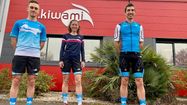 Trois personnes se tiennent en tenue de sport Kiwami devant la siège de l'entreprise à Montardon.