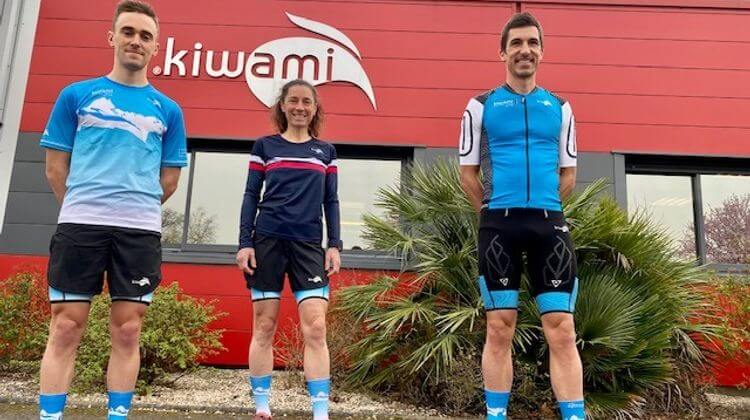 Trois personnes se tiennent en tenue de sport Kiwami devant la siège de l'entreprise à Montardon.