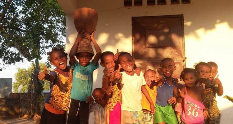 Des enfants de Madagascar, île où Petit Cépage aide un centre d'alphabétisation.
