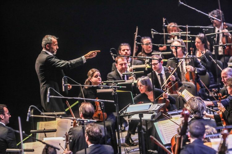 Fayçal Karoui en train de diriger l'Orchestre de Pau Pays de Béarn.