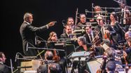Fayçal Karoui en train de diriger l'Orchestre de Pau Pays de Béarn.
