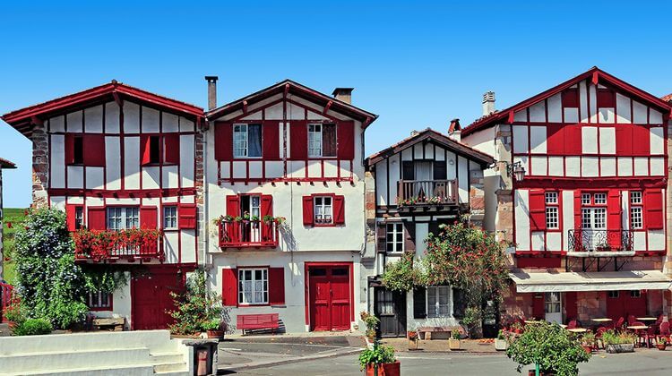Des maisons typiques basques, blanches et rouges.