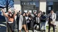 Des jeunes femmes à l'origine du Comptoir de Services devant le local de leur organisme à Tarbes.