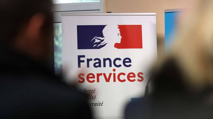 Le logo de France Services en évidence entre deux personnes.