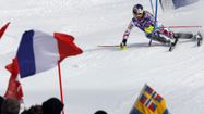 Un skieur français réalise un slalom.