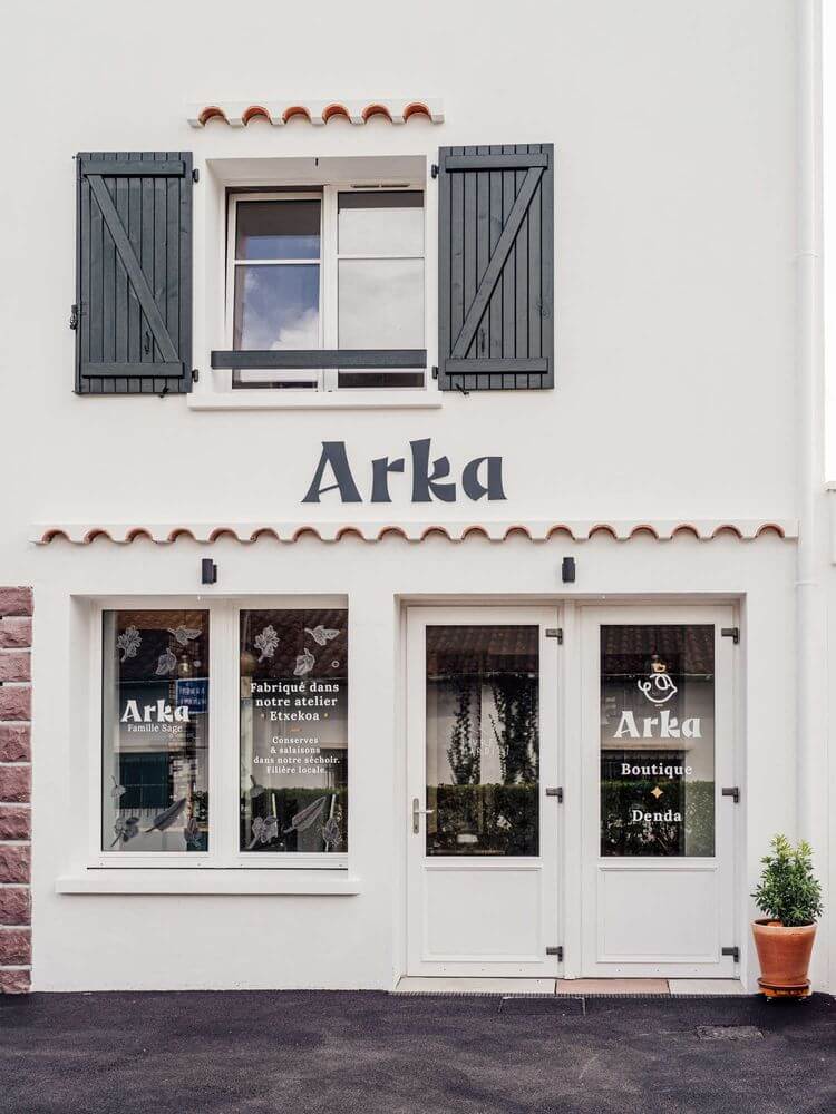 A Sare, Arka est un bistro-charcuterie avec un service de traiteur, une épicerie fine qui vend des produits faits maison, ainsi qu'un gîte avec des appartements dédiés aux travailleurs saisonniers.