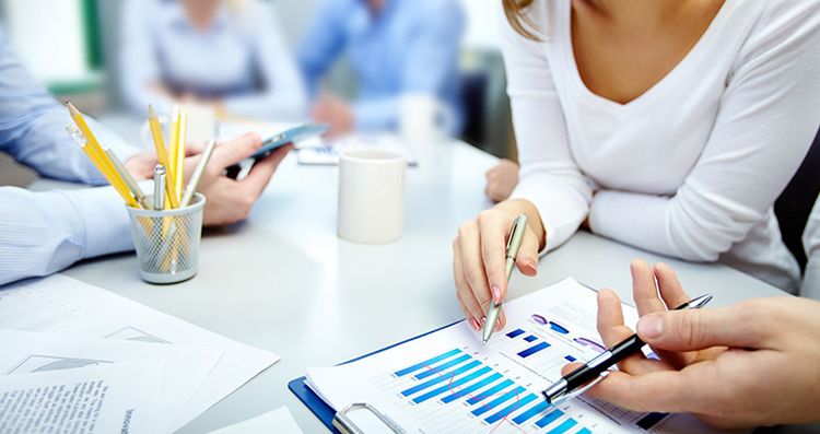 Des entrepreneurs en réunion autour d'une table.