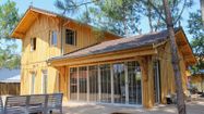 Une maison réalisée entièrement en bois dans les Landes.