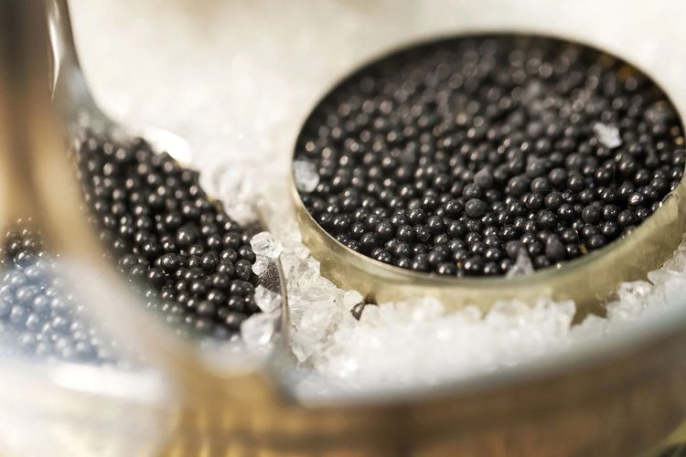 Une boite ouverte de caviar.