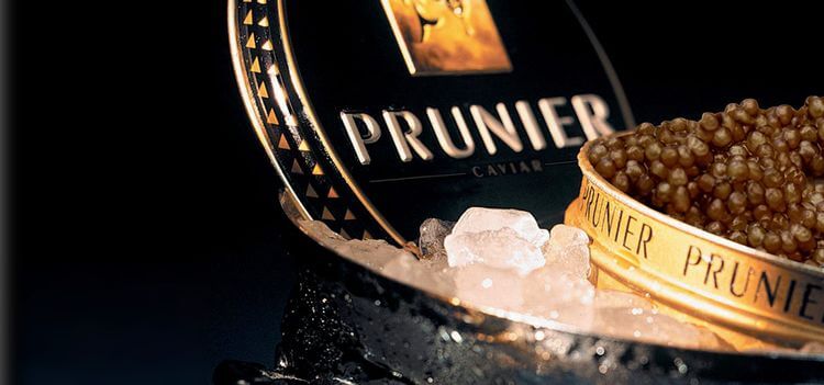 Une boite ouverte de caviar Prunier.