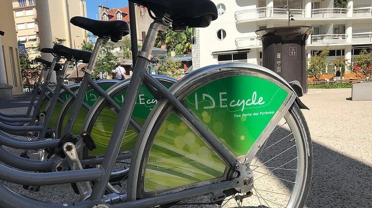 Des vélos IDEcycle sont stationnés à Pau.