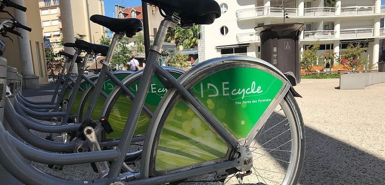 Des vélos IDEcycle sont stationnés à Pau.