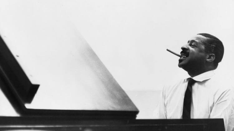 Erroll Garner en pleine représentation, derrière son piano.