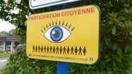 Un panneau prévient les citoyens que la commune suit la démarche de la Participation Citoyenne.