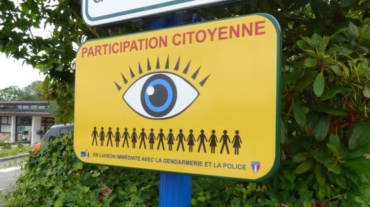 Un panneau prévient les citoyens que la commune suit la démarche de la Participation Citoyenne.