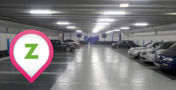 Un parking sous-terrain avec une place réservée à Zenpark.