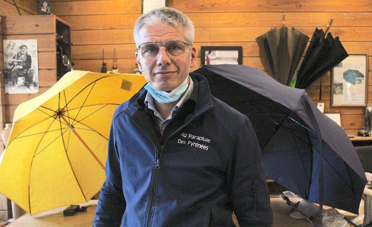 Christian Pando est le gérant de la fabrique de parapluie au Parapluie des Pyrénées, située 12 rue Montpensier à Pau.