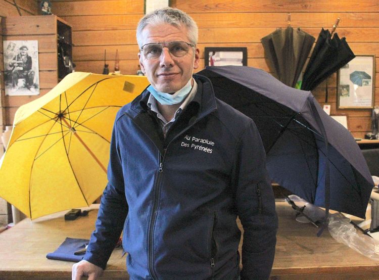 Christian Pando est le gérant de la fabrique de parapluie au Parapluie des Pyrénées, située 12 rue Montpensier à Pau.