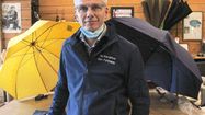 Christian Pando est le gérant de la fabrique de parapluie au Parapluie des Pyrénées, située 12 rue Montpensier à Pau.