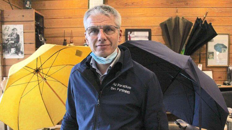 Christian Pando est le gérant de la fabrique de parapluie au Parapluie des Pyrénées, située 12 rue Montpensier à Pau.